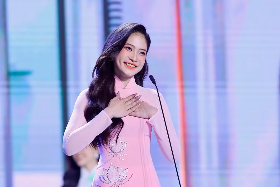 Thí sinh Phùng Thị Hương Giang, sinh năm 2004, đến từ Thanh Hóa, sinh viên Đại học Greenwich Việt Nam. Cô sở hữu chiều cao 1,75 m và đôi chân thẳng tắp.