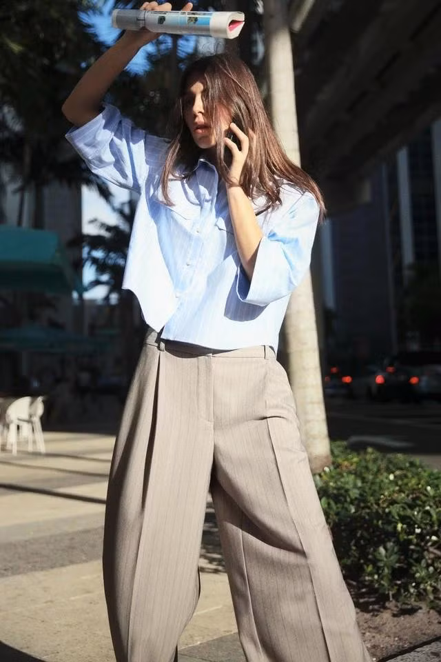 Trong cuộc sống hằng ngày, chiếc áo sơ mi xanh làm phong phú thêm những bộ đồ mềm mại với tông màu nâu, sự tương phản hoàn hảo của màu xanh nhạt và màu chàm