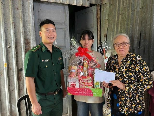 Bên cạnh làm tốt nhiệm vụ chuyên môn, trung úy Bùi Thái Trung còn phối hợp các sở ban ngành chăm lo cho các gia đình khó khăn tại nơi đơn vị đóng quân Bên cạnh làm tốt nhiệm vụ chuyên môn, trung úy Bùi Thái Trung còn phối hợp các sở ban ngành chăm lo cho các gia đình khó khăn tại nơi đơn vị đóng quân