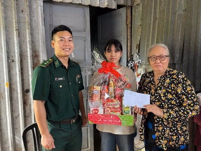 Bên cạnh làm tốt nhiệm vụ chuyên môn, trung úy Bùi Thái Trung còn phối hợp các sở ban ngành chăm lo cho các gia đình khó khăn tại nơi đơn vị đóng quân