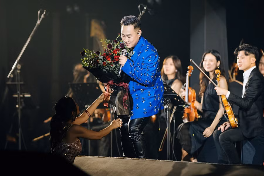 Tại concert, Trung Quân được Đức Trí giao thể hiện những bản nhạc chưa từng được nam nhạc sĩ công bố. Loạt ca khúc mới Tựa như ánh sao, Dù anh đã biết, Và mùa đông đến được thể hiện mượt mà với giọng cao đặc trưng của Bướm Mặt Trăng. Đức Trí và Trung Quân có mối quan hệ thân thiết. Live concert trước đó của Trung Quân là 1589 và 1689 đều do Đức Trí đảm nhận vai trò giám đốc âm nhạc.