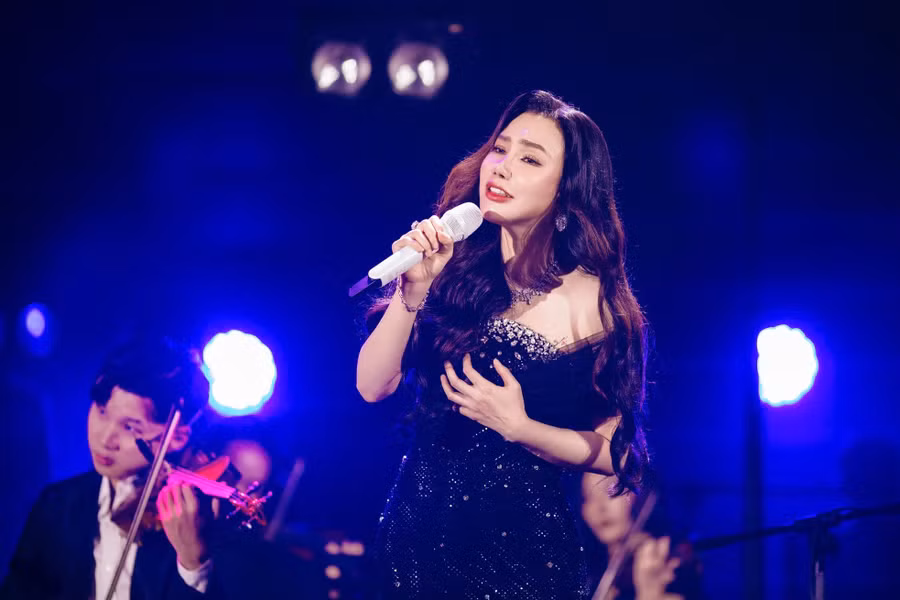 Hồ Quỳnh Hương chưa bao giờ làm khán giả thất vọng với giọng hát nội lực. Sân khấu vẫn lấp kín tới gần 12h, khán giả chờ sự xuất hiện của Hồ Quỳnh Hương và Hồ Ngọc Hà xuất hiện ở màn cuối. Nữ ca sĩ liên tục trưng trổ lợi thế giọng hát với những nốt cao khi thể hiện Ước mơ trong đời, Tôi tìm thấy tôi và Có nhau trọn đời. Đây là ba bản hit của Đức Trí mà theo nữ ca sĩ thì cô lời to, "hốt trọn".