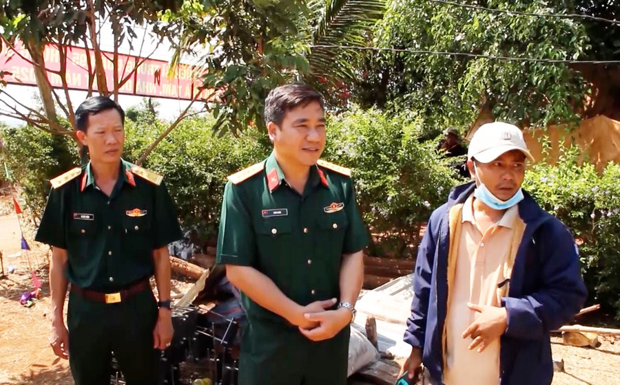 Đại tá Ksor Lành-Phó Chính ủy Bộ Chỉ huy Quân sự tỉnh Gia Lai (giữa) đến thăm, kiểm tra, giám sát công trình xây dựng nhà ở tại làng Sur A, xã Ia Ko. Ảnh: H.H dai-ta-ksor-lanh-pho-chinh-uy-bo-chi-huy-quan-su-tinh-gia-lai-giua-den-tham-kiem-tra-giam-sat-cong-trinh-xay-dung-nha-o-tai-lang-sura-xa-ia-ko.jpg