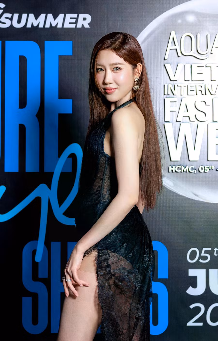 Diễn viên Thúy Ngân gây ấn tượng trên thảm đỏ với thiết kế đầm ren xuyên thấu màu đen gợi cảm. Chiếc váy có phần cổ khoét sâu hình chữ V cùng phom dáng ôm