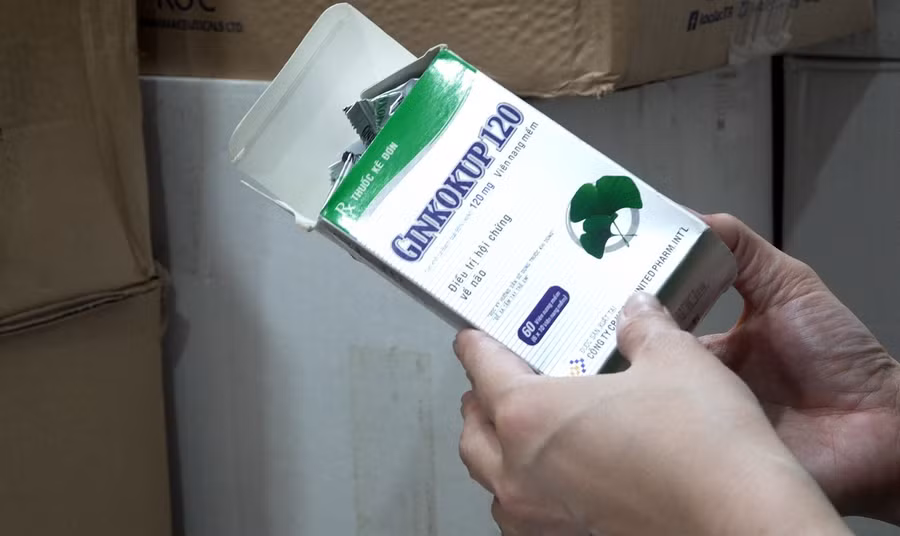 Kết quả khám xét khẩn cấp tại các địa điểm thu giữ 30 khuôn dập gân vỏ hộp, 28.531 hộp thực phẩm chức năng, 34.822 lọ thực phẩm chức năng, 38.935 vỉ chứa các viên thực phẩm chức năng, 8.535 thùng chứa nhiều vỏ hộp các loại, gần 100 thùng tem nhãn, các loại máy móc, dây chuyền, công cụ, nguyên vật liệu… để sản xuất hàng giả, tương đương hơn 100 tấn hàng hóa là thực phẩm chức năng, thiết bị y tế giả (khoảng hơn 100 mã sản phẩm khác nhau).