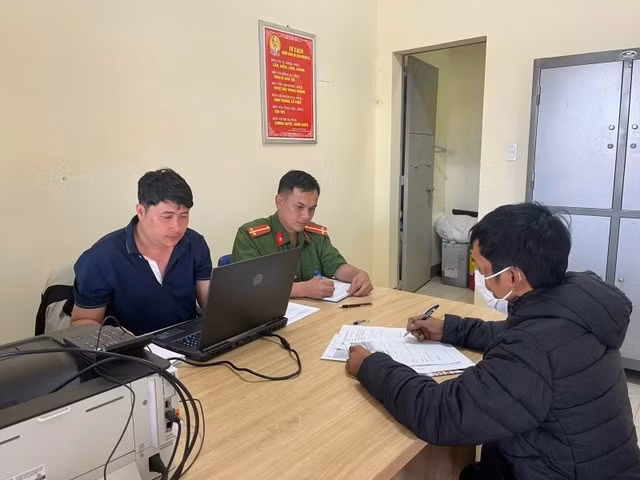 Cơ quan công an làm việc với anh N.H.V. về thông tin sai sự thật