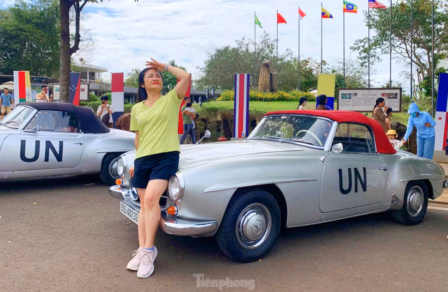 Một du khách đến từ Sơn La check-in cạnh xe cổ Mercedes-Benz 190SL.