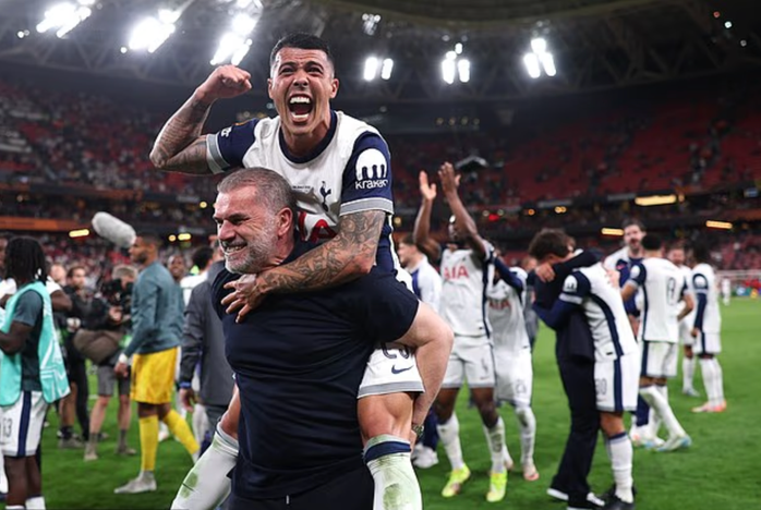 Pedro Porro và Ange Postecoglou sau chung kết Europa League Pedro Porro và Ange Postecoglou sau chung kết Europa League