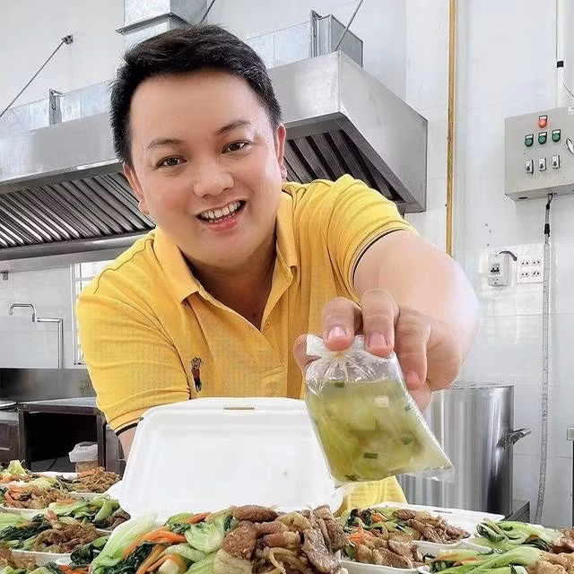 Mỗi ngày, anh Đệ tổ chức nấu hàng trăm suất ăn cho trẻ mồ côi và bệnh nhân nghèo