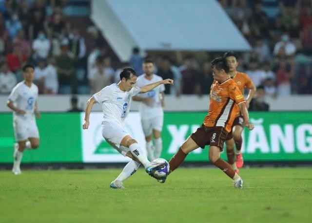 HAGL (áo vàng) chưa an toàn trụ hạng tại V-League HAGL (áo vàng) chưa an toàn trụ hạng tại V-League