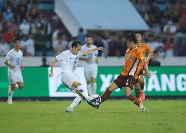 HAGL (áo vàng) chưa an toàn trụ hạng tại V-League