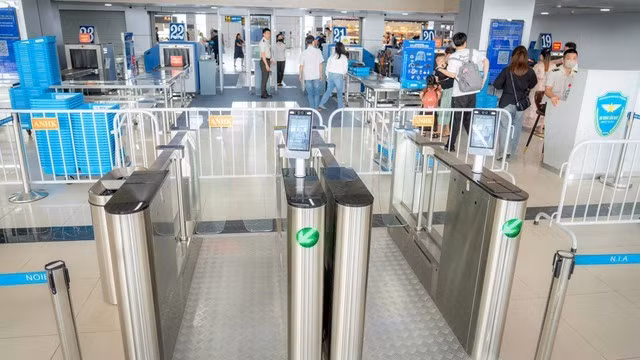Hai làn kiểm tra an ninh bằng sinh trắc học tại sảnh E - Nhà ga hành khách T1, sân bay Nội Bài