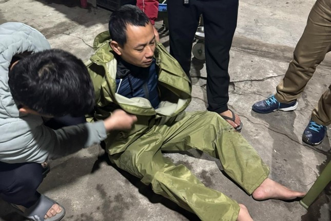 Nghi phạm Trần Văn Huy bị cảnh sát khống chế khi đang trên đường bỏ trốn. Nghi phạm Trần Văn Huy bị cảnh sát khống chế khi đang trên đường bỏ trốn.