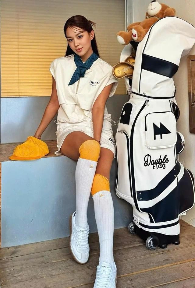 Dù mang hơi hướng thể thao và preppy, bản phối của Kim Hee Jung vẫn gợi nhớ đến Y2K qua áo gile dáng ngắn, tất cao cổ và sneakers trắng - những chi tiết đơn giản nhưng đáng thử cho ai muốn cảm nhận tinh thần thời trang đầu 2000s Dù mang hơi hướng thể thao và preppy, bản phối của Kim Hee Jung vẫn gợi nhớ đến Y2K qua áo gile dáng ngắn, tất cao cổ và sneakers trắng - những chi tiết đơn giản nhưng đáng thử cho ai muốn cảm nhận tinh thần thời trang đầu 2000s