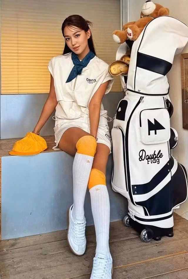 Dù mang hơi hướng thể thao và preppy, bản phối của Kim Hee Jung vẫn gợi nhớ đến Y2K qua áo gile dáng ngắn, tất cao cổ và sneakers trắng - những chi tiết đơn giản nhưng đáng thử cho ai muốn cảm nhận tinh thần thời trang đầu 2000s