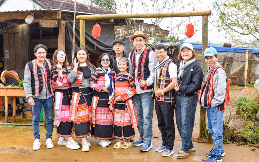 Du khách đến tham quan, check-in vườn.