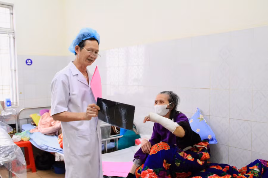 bac-si-cki-tang-van-thanh-truong-khoa-ngoai-tong-hop-bia-trai-tham-kham-benh-nhan-nguyen-thi-chin-bi-gay-tay-anh-hoang-hoai.jpg