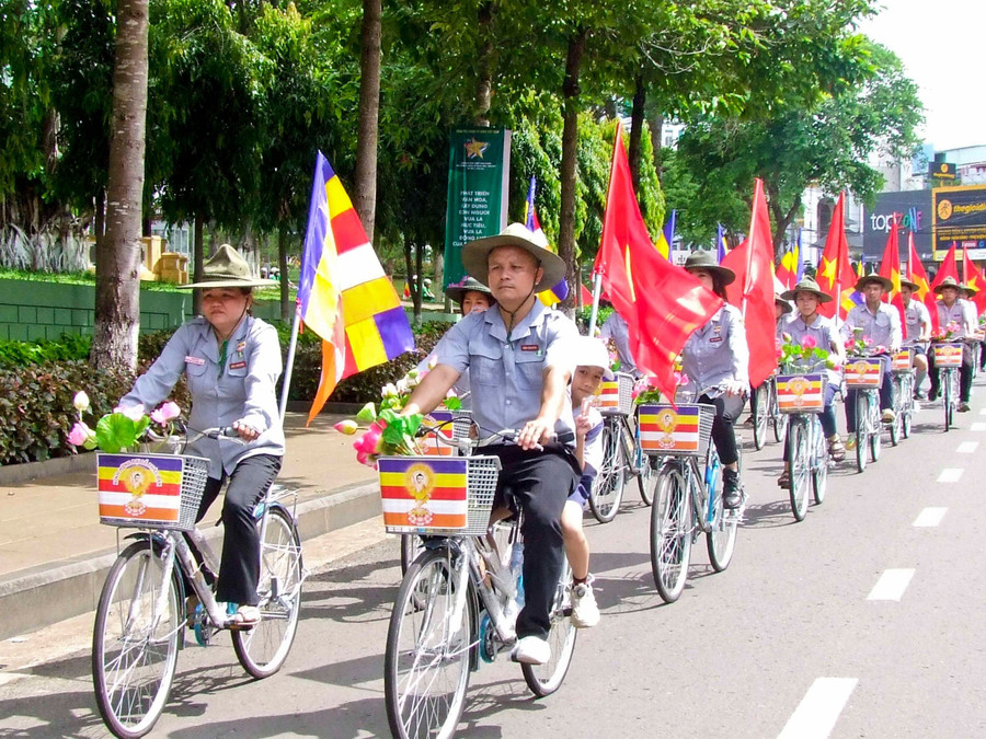 ពុទ្ធសាសនិកជិះកង់ធ្វើផ្កាដើម្បីប្រារព្ធពិធីចម្រើនព្រះជន្មព្រះពុទ្ធនៅតាមផ្លូវសំខាន់ៗក្នុងទីក្រុង។ Pleiku ។ រូបថត៖ L.T phat-tu-tinh-tham-gia-dieu-hanh-xe-dap-hoa-mung-phat-dan-tren-cac-tuyen-duong-chinh-tai-tppleiku-anh-thanh-nhat.jpg
