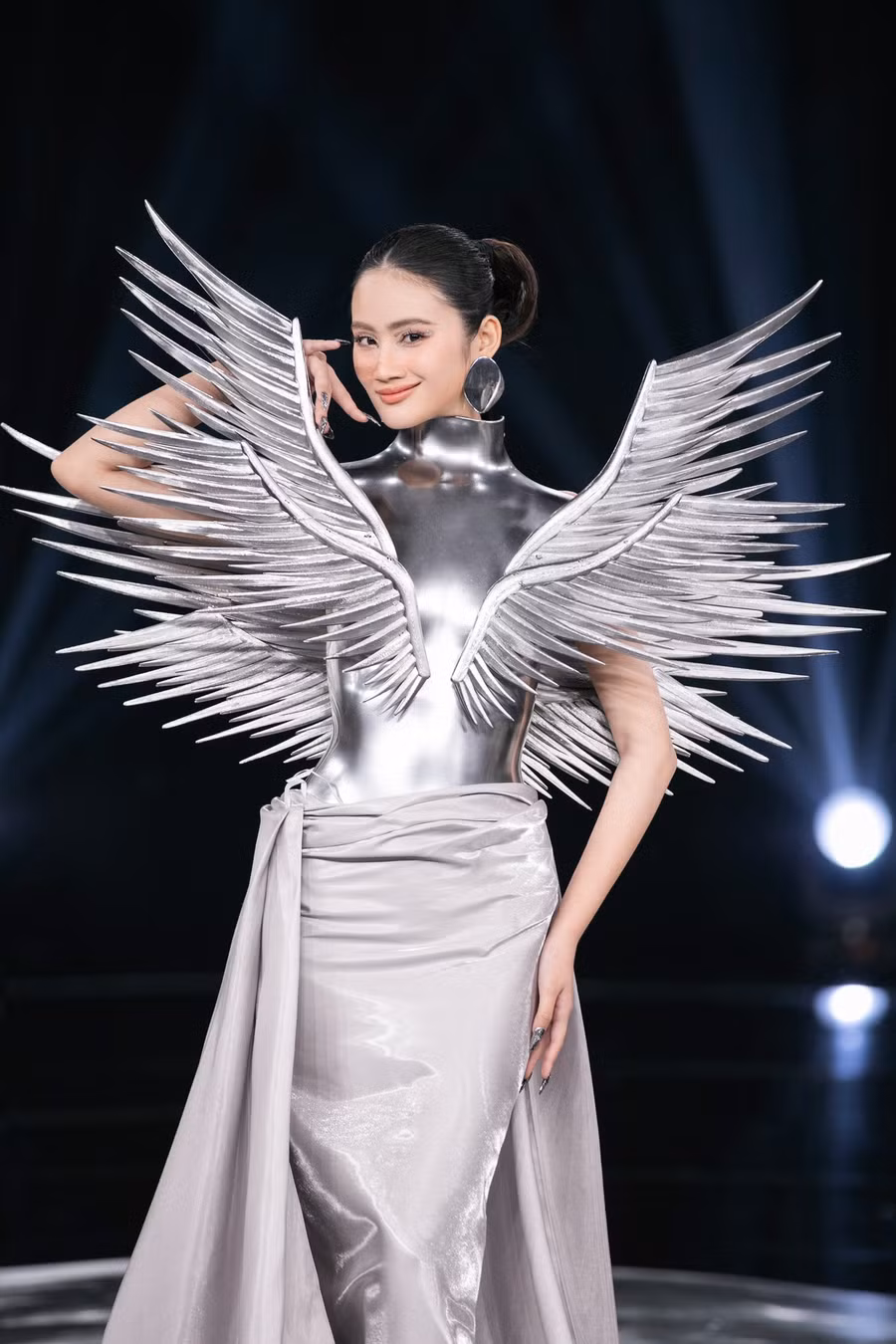 Hoa hậu Ý Nhi nhận nhiều ý kiến với thiết kế áo giáp kim loại bó sát. Phần cánh cách điệu cầu kỳ là điểm nhấn trong thiết kế của Miss World Vietnam 2023.
