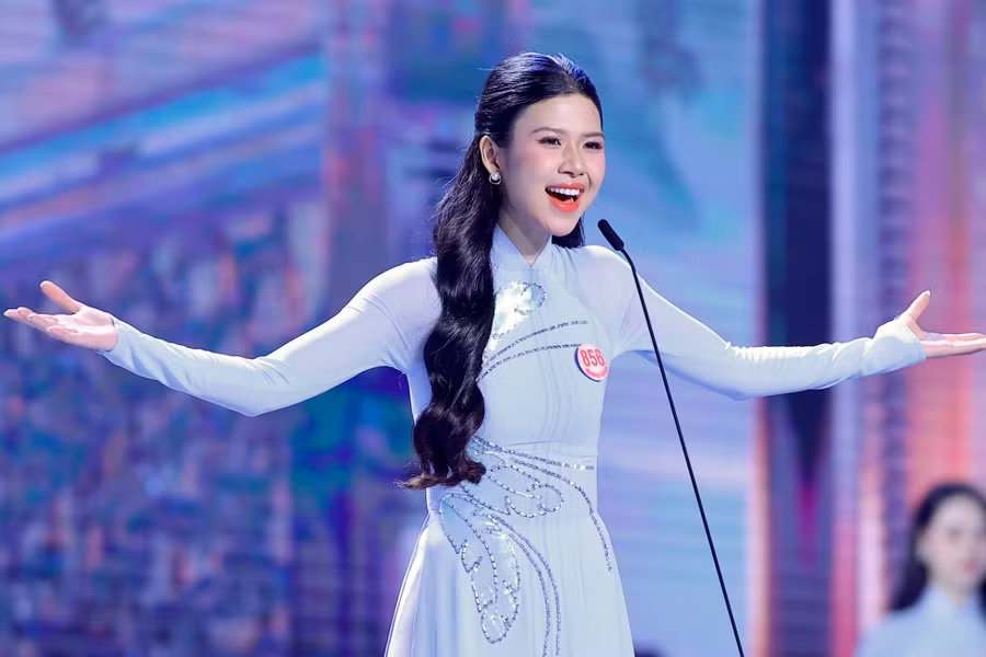 Thí sinh Đinh Hoàng Linh Đan, sinh năm 2003, là sinh viên Đại học RMIT. Cô đến từ Đà Nẵng, có thể giao tiếp thành thạo bằng tiếng Anh.