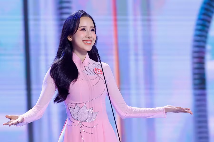 Hà Thu Trang sinh năm 2003, đến từ Cao Bằng, sinh viên Đại học RMIT. Cô là một trong những thí sinh có trình độ ngoại ngữ ấn tượng ở cuộc thi năm nay với điểm TOEIC 960/990 trong lần thi đầu tiên.