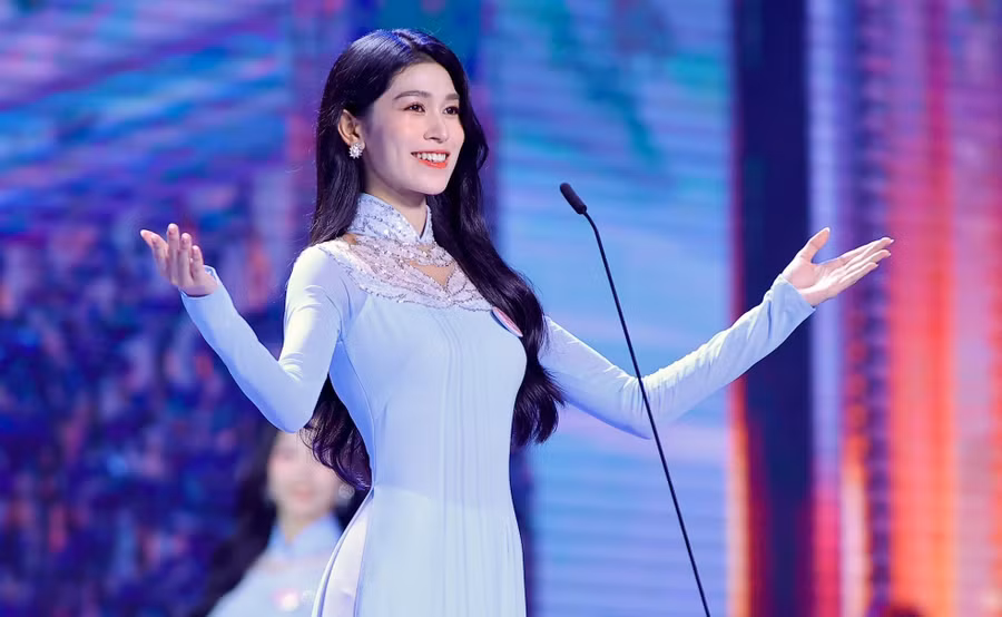 Nguyễn Thanh Thảo sinh năm 2006, là sinh viên chuyên ngành Luật thương mại quốc tế của Học viện Ngoại giao. Cô sở hữu điểm IELTS 7.5, có thể giao tiếp tốt bằng tiếng Anh và tiếng Pháp.