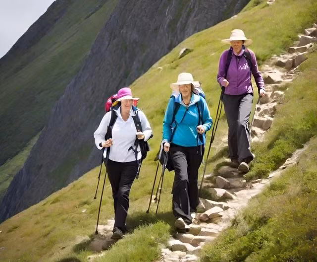 Đi bộ lên dốc giúp cải thiện hệ tim mạch, đốt cháy nhiều calo