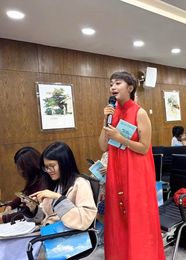 Độc giả giao lưu với nhà văn