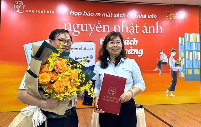 Bà Phan Thị Thu Hà - Giám đốc NXB Trẻ chúc mừng nhà văn Nguyễn Nhật Ánh với những niềm vui mới trong sáng tác