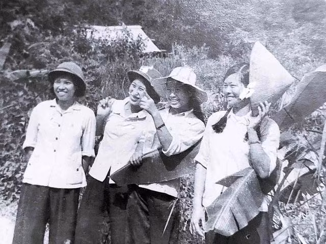 Nữ sinh viên Lê Thu Thủy (bìa trái) tại Lạng Sơn, tháng 8.1980