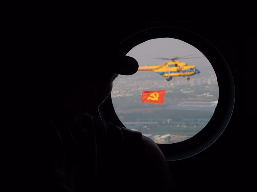 “Ngồi trên chiếc Mi-171, ngước nhìn ngọn cờ Đảng tung bay trên bầu trời TPHCM lòng đầy tự hào. Ngọn cờ Đảng như chắp cánh cho những khát khao sáng tạo”, Thanh Chiêu, Báo Sài Gòn Giải Phóng bộc bạch. Ảnh: THU HOÀI