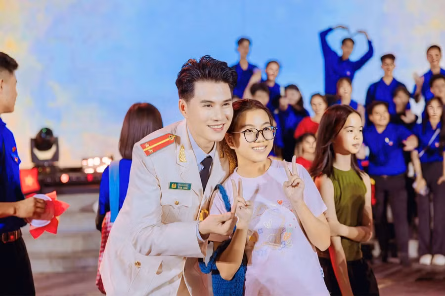 Ngoài vai trò MC, anh còn vinh dự trở thành một trong những nghệ sĩ tiêu biểu đại diện TPHCM tham gia lễ diễu hành trọng thể vào sáng 30/4.