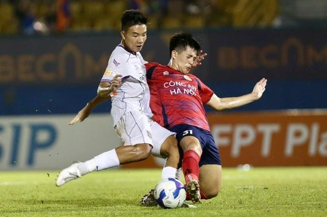 CLB CAHN (áo đỏ) đánh bại CLB Bình Dương với tỷ số 3-1 CLB CAHN (áo đỏ) đánh bại CLB Bình Dương với tỷ số 3-1