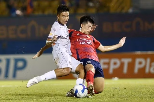 CLB CAHN (áo đỏ) đánh bại CLB Bình Dương với tỷ số 3-1