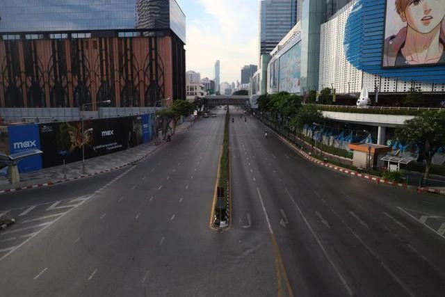Đường sá hầu như không có xe cộ tại ngã tư Pathumwan trong dịp tết Thái. Ngành du lịch Thái Lan đã phải đối mặt với tình trạng lượng khách du lịch giảm liên tiếp kể từ đầu năm nay Đường sá hầu như không có xe cộ tại ngã tư Pathumwan trong dịp tết Thái. Ngành du lịch Thái Lan đã phải đối mặt với tình trạng lượng khách du lịch giảm liên tiếp kể từ đầu năm nay