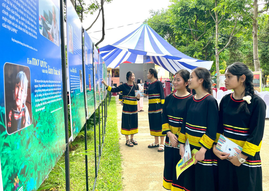 Các em học sinh tham quan triển lãm "Sức sống đại ngàn". Ảnh: P.D cac-em-hoc-sinh-tham-quan-trien-lam-suc-song-dai-ngan.jpg