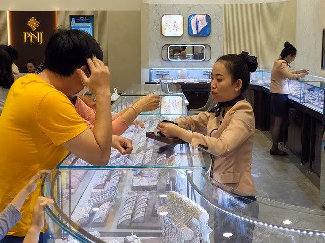 Giá vàng hôm nay trên thế giới lên tới 2.708 USD/ounce.