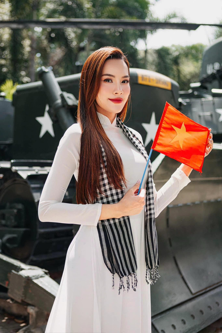 Chọn áo dài với khăn rằn, Lê Hoàng Phương toát lên vẻ đẹp thanh lịch, nền nã của người phụ nữ Việt. Miss Grand Vietnam 2023 chia sẻ: “Tự hào được sinh ra giữa những mùa hòa bình, tôi luôn khắc ghi những hy sinh thầm lặng của cha ông. Sẽ mãi nỗ lực từng ngày, sống xứng đáng với những ước mơ còn dang dở, với những hy vọng gửi gắm từ một thời lửa đạn”