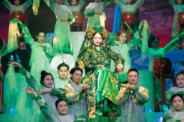 Kiều Anh gây sốt với bản với bản mashup "Phong nữ - Cô đôi thượng ngàn".