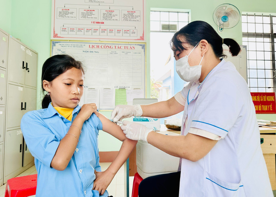 "Người dân khi bị chó, mèo nghi dại cào, cắn cần chủ động tiêm vắc xin phòng-chống bệnh. Ảnh: N.N nguoi-dan-khi-bi-cho-meo-nghi-dai-cao-can-can-chu-dong-tiem-vac-xin-phong-chong-benh-anh-nhu-nguyen.jpg