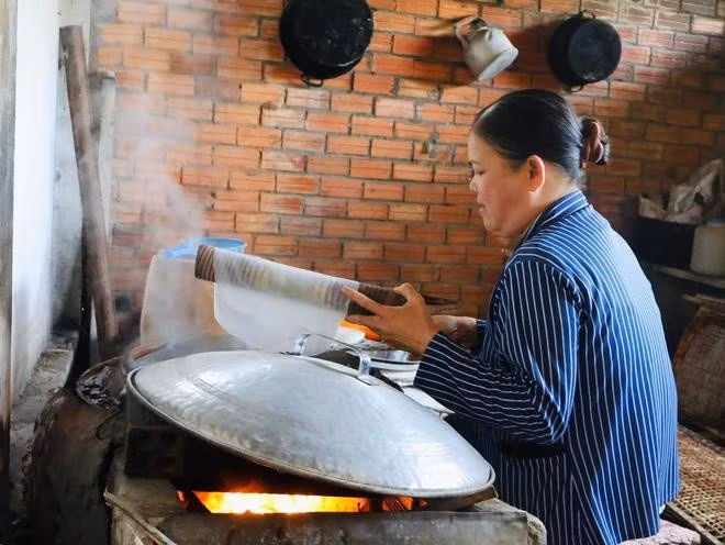 Những chiếc bánh tráng được làm bằng phương pháp thủ công mang hương vị rất riêng