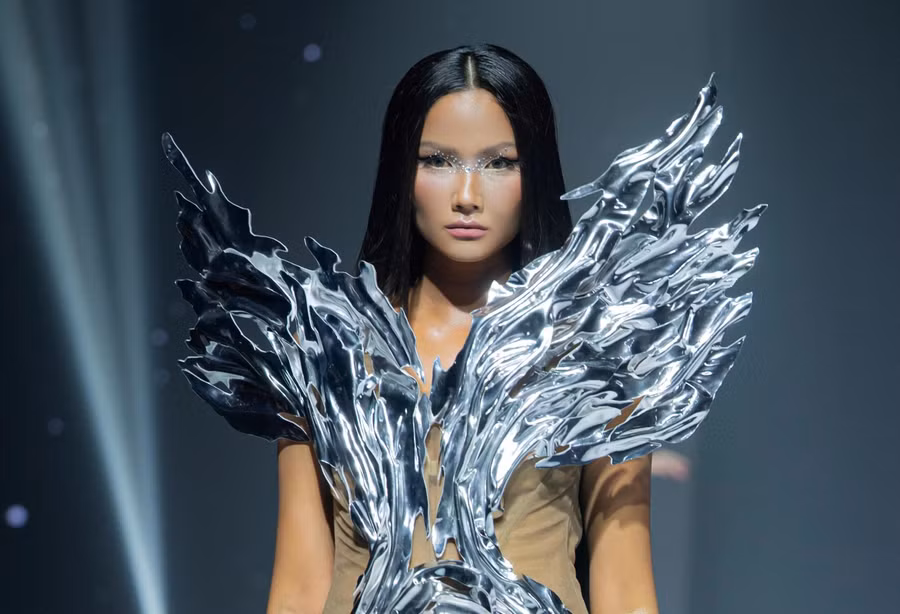 H'Hen Niê khoe thần thái sắc lạnh trên sàn diễn. Việc nàng hậu xuất hiện tại sự kiện thời trang sau khi công khai chuyện mang thai con đầu lòng được dân mạng quan tâm