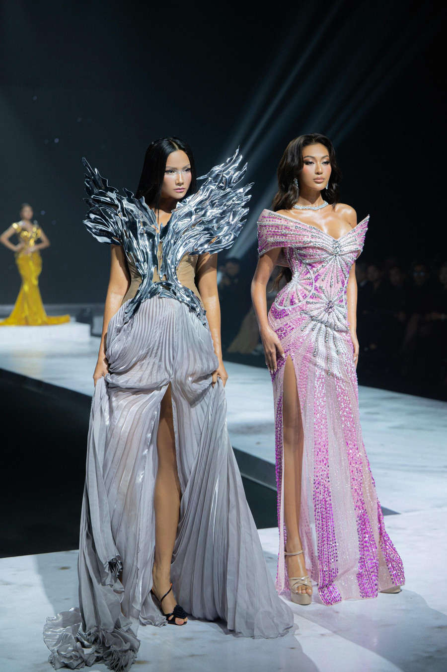 Trên trang cá nhân, nàng hậu chia sẻ khoảnh khắc chụp cùng Miss Cosmo 2024 kèm theo dòng chia sẻ: "H'Hen - Tata - em bé" Trên trang cá nhân, nàng hậu chia sẻ khoảnh khắc chụp cùng Miss Cosmo 2024 kèm theo dòng chia sẻ: "H'Hen - Tata - em bé"