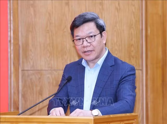 Vụ trưởng Vụ Báo chí - Xuất bản, Ban Tuyên giáo và Dân vận Trung ương Tống Văn Thanh trình bày báo cáo tại hội nghị