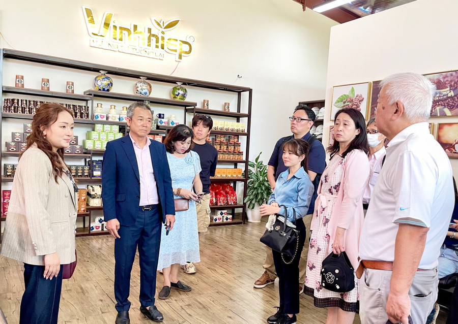 Các doanh nghiệp Nhật Bản tham quan khu vực trưng bày của Công ty TNHH Vĩnh Hiệp. Ảnh: V.T cac-doanh-nghiep-nhat-ban-tham-quan-khu-vuc-trung-bay-cua-cong-ty-tnhh-vinh-hiep-anh-vt.jpg
