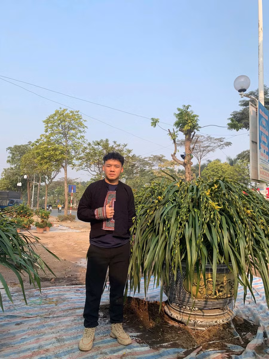 Châu A Thào bên chậu lan Trần Mộng từ Hô Tra xuống Hà Nội