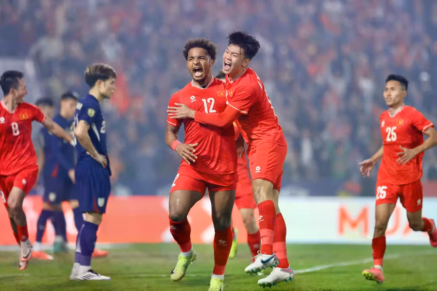 Nguyến Xuân Son tỏa sáng với cú đúp bàn thắng giúp đội tuyển Việt Nam nắm lợi thế trước trận bán kết lượt về