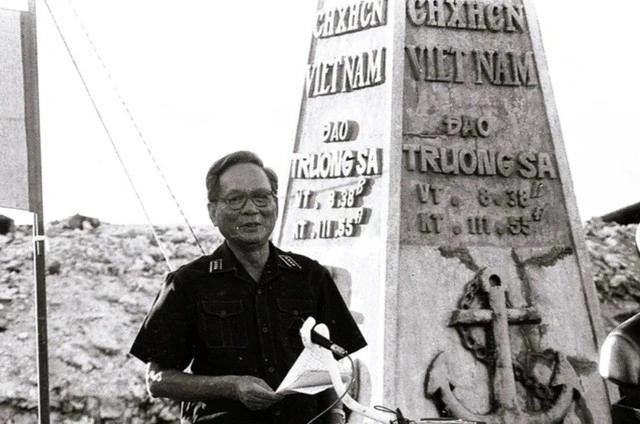 Ngày 7.5.1988, trong lễ kỷ niệm 33 năm ngày thành lập Quân chủng Hải quân, được tổ chức trên đảo Trường Sa, đại tướng Lê Đức Anh (khi đó là Ủy viên Bộ Chính trị, Bộ trưởng Bộ Quốc phòng) đã thề: “Chúng ta xin thề trước hương hồn của tổ tiên ta, trước hương hồn của cán bộ, chiến sĩ đã hy sinh vì Tổ quốc, xin hứa với đồng bào cả nước, xin nhắn nhủ với các thế hệ mai sau: Quyết tâm bảo vệ bằng được Tổ quốc thân yêu của chúng ta, bảo vệ bằng được quần đảo Trường Sa - một phần lãnh thổ và lãnh hải thiêng liêng của Tổ quốc thân yêu của chúng ta” Ngày 7.5.1988, trong lễ kỷ niệm 33 năm ngày thành lập Quân chủng Hải quân, được tổ chức trên đảo Trường Sa, đại tướng Lê Đức Anh (khi đó là Ủy viên Bộ Chính trị, Bộ trưởng Bộ Quốc phòng) đã thề: “Chúng ta xin thề trước hương hồn của tổ tiên ta, trước hương hồn của cán bộ, chiến sĩ đã hy sinh vì Tổ quốc, xin hứa với đồng bào cả nước, xin nhắn nhủ với các thế hệ mai sau: Quyết tâm bảo vệ bằng được Tổ quốc thân yêu của chúng ta, bảo vệ bằng được quần đảo Trường Sa - một phần lãnh thổ và lãnh hải thiêng liêng của Tổ quốc thân yêu của chúng ta”