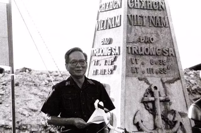 Ngày 7.5.1988, trong lễ kỷ niệm 33 năm ngày thành lập Quân chủng Hải quân, được tổ chức trên đảo Trường Sa, đại tướng Lê Đức Anh (khi đó là Ủy viên Bộ Chính trị, Bộ trưởng Bộ Quốc phòng) đã thề: “Chúng ta xin thề trước hương hồn của tổ tiên ta, trước hương hồn của cán bộ, chiến sĩ đã hy sinh vì Tổ quốc, xin hứa với đồng bào cả nước, xin nhắn nhủ với các thế hệ mai sau: Quyết tâm bảo vệ bằng được Tổ quốc thân yêu của chúng ta, bảo vệ bằng được quần đảo Trường Sa - một phần lãnh thổ và lãnh hải thiêng liêng của Tổ quốc thân yêu của chúng ta”