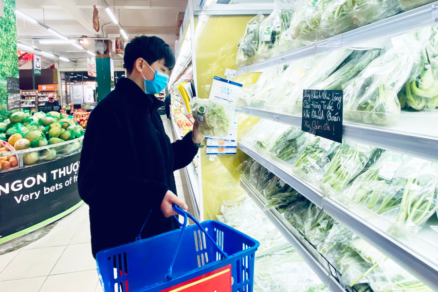 Để đảm bảo sức khỏe, nhiều người đã mua thực phẩm hữu cơ về dùng. Ảnh: K.N nhieu-nguoi-tieu-dung-da-chiu-chi-de-mua-thuc-pham-huu-co-vi-suc-khoe-anh-ha-duy.jpg